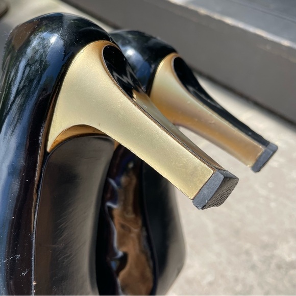 [9] Vintage Stuart Weitzman Classic Black Patent Leather & Gold Pumps Women’s - Picture 8 of 11